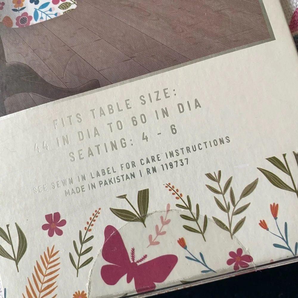 ADORABLE tablecloth by NORDSTROM 🌸 70inch diameter ( fits a variety of tables)